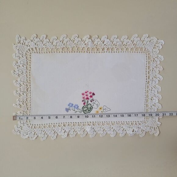 Vintage Embroidered Crochet Edged Doily Table Vanity Dresser Linen - Picture 5 of 7